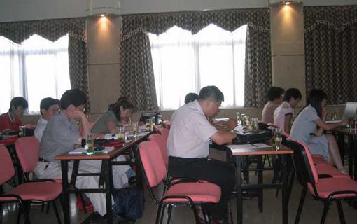 “十一五”中國(guó)制造業(yè)信息化技術(shù)及其標(biāo)準(zhǔn)化發(fā)展研討會(huì)暨2004年全國(guó)工業(yè)自動(dòng)化系統(tǒng)與集成標(biāo)準(zhǔn)化技術(shù)委員會(huì)年會(huì)及工業(yè)機(jī)器人標(biāo)準(zhǔn)劃分技術(shù)委員會(huì)換屆會(huì)，各參會(huì)人員聽(tīng)取演講人員的報(bào)告，吸取經(jīng)驗(yàn)